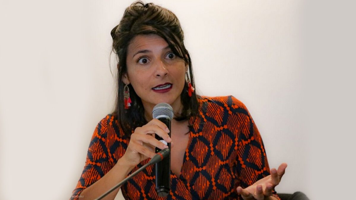 La rabieta de la Ministra de Minas por una pregunta La Ministra de Minas y Energía, Irene Vélez, desató polémica la tarde de este jueves en una rueda de prensa que estaba realizando con la Ministra de Ambiente, Susana Muhamad, durante el Congreso Nacional de Minería, que se lleva a cabo en el hotel Hilton de Cartagena.