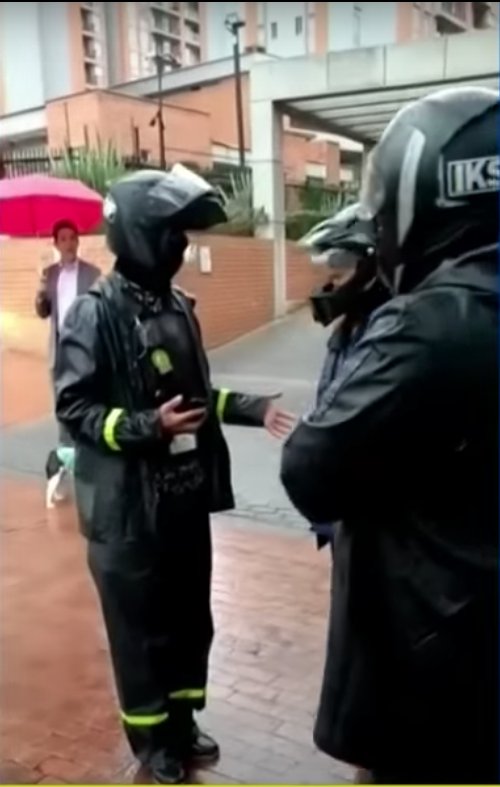 Intolerante motociclista se agarró a puños con conductor de ruta escolar Un nuevo caso de intolerancia se presentó en el norte de la ciudad. Un motociclista enfurecido se subió a una ruta escolar y agredió a puños al conductor ante la mirada de los niños.