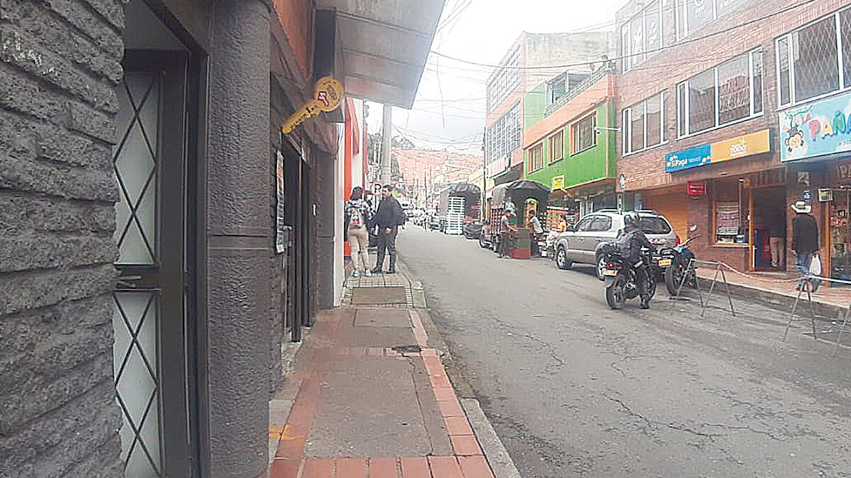 Asesinan a motociclista en Suba Un fragmento de cinta de Criminalística ondeaba todavía sobre los restos de sangre del motociclista que asesinaron ayer en la madrugada en una cuadra oculta del sector de Subazar.