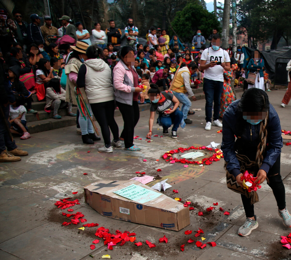 Secretaría de Salud confirmó la muerte de un bebé Emberá en Bogotá Se reportó el fallecimiento en Bogotá de un bebé de dos meses de nacido de la comunidad Emberá, pues presentaba una enfermedad de policitemia que comprometía su médula ósea.