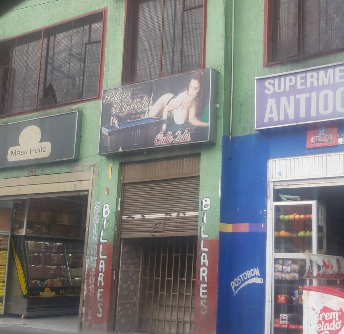 Terrible asesinato de hombre en billar de Santa Fe El hombre se detuvo al ver una delgada reja café, que abre a un inmueble verde de tres pisos. Con pintura blanca a los costados de la reja decía ‘Billares’. Subió las escaleras blancas, todavía portando el casco, llegó al espacio rodeado de paredes carmesí y con timidez sacó una pistola que no se atrevió a descubrir de inmediato.