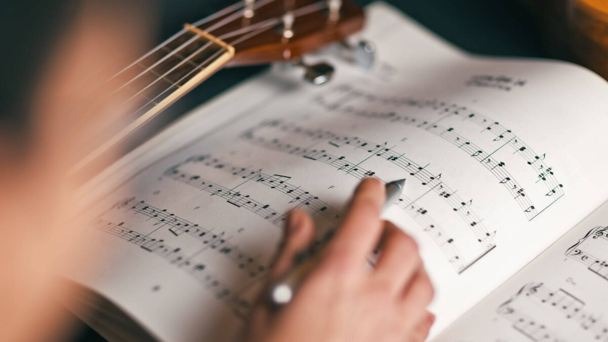 La música ayuda a los pacientes con demencia a conectarse con sus seres queridos 2 La música ayuda a los pacientes con demencia a conectarse con sus seres queridos Las personas con demencia suelen perder su capacidad de comunicarse verbalmente con sus seres queridos en las últimas fases de la enfermedad. Sin embargo, ahora, un estudio de de la Universidad de Northwestern (Illinois, Estados Unidos), en colaboración con el Instituto para la Terapia a través de las Artes (ITA), muestra cómo esa brecha puede salvarse a través de la música.