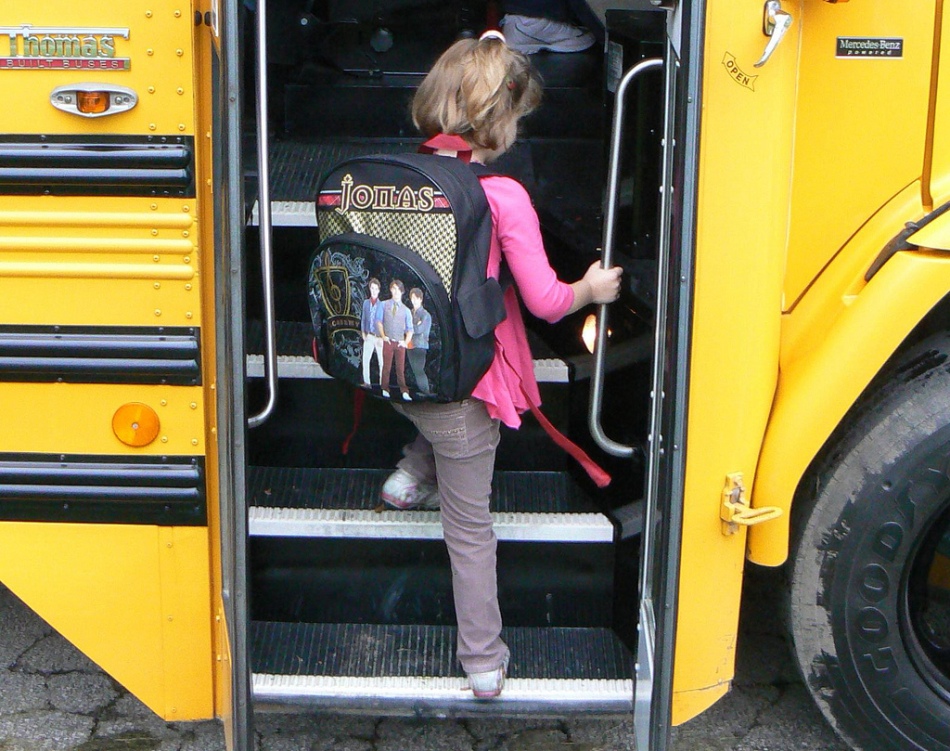 Niña de 7 años falleció luego de ser olvidada en un autobús escolar 10 Niña de 7 años falleció luego de ser olvidada en un autobús escolar Debido al descuido de un docente y el conductor de una ruta escolar, una niña de tan solo siete años falleció por el calor que hacía dentro del vehículo.