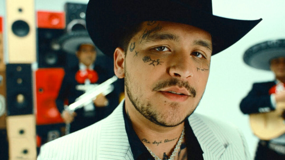 Fotos: Christian Nodal no borró los tatuajes de su cara En el mes de agosto Christian Nodal sorprendió en redes sociales al mostrar su nueva apariencia, sin tatuajes en el rostro, pero al parecer solo se los ocultó para grabar algunos videos musicales.