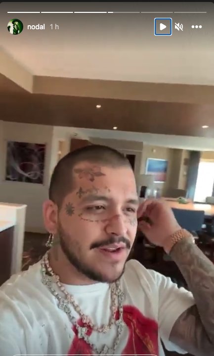 Fotos: Christian Nodal no borró los tatuajes de su cara En el mes de agosto Christian Nodal sorprendió en redes sociales al mostrar su nueva apariencia, sin tatuajes en el rostro, pero al parecer solo se los ocultó para grabar algunos videos musicales.