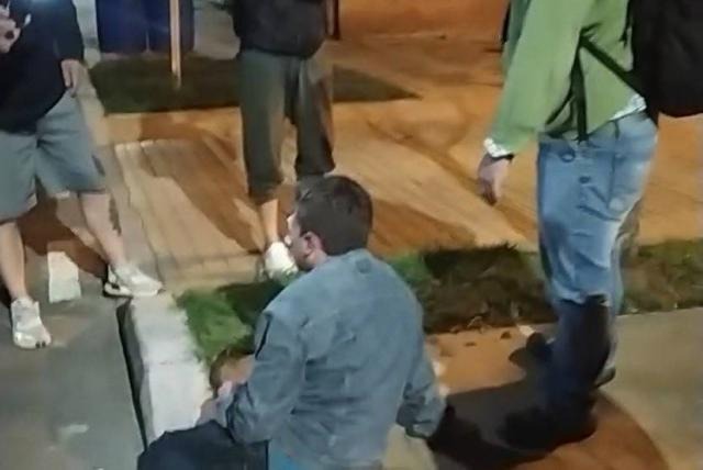 Comunidad le dio paloterapia a dos pillos en Ciudad Bolívar 1 Comunidad le dio paloterapia a dos pillos en Ciudad Bolívar Posteriormente, los ladrones intentaron huir, pero la comunidad que se percató de lo que estaba sucediendo los retuvo y mientras llegaban las autoridades, le dieron una paloterapia.
