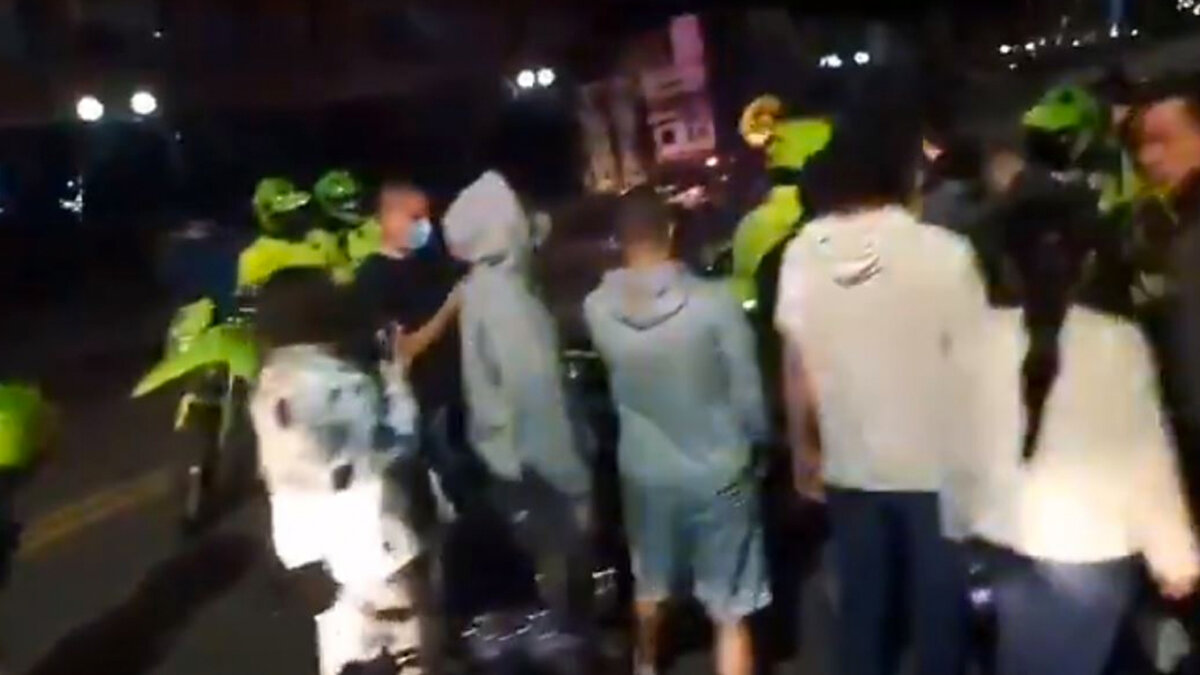 Comunidad le dio paloterapia a dos pillos en Ciudad Bolívar  Posteriormente, los ladrones intentaron huir, pero la comunidad que se percató de lo que estaba sucediendo los retuvo y mientras llegaban las autoridades, le dieron una paloterapia.