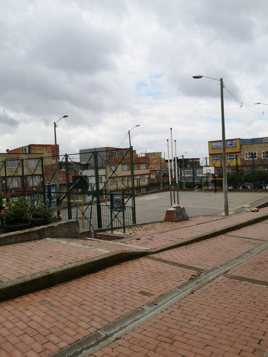 Puñalada mortal en Alfonso López 1 Puñalada mortal en Alfonso López En horas de la noche del lunes, las autoridades encontraron el cuerpo de un hombre malherido en una de las calles del barrio Alfonso López, sector del Progreso (Usme). Al ver la condición en la que se encontraba la víctima, lo trasladaron de inmediato al centro de salud, donde tiempo después falleció por la gravedad de su lesión.