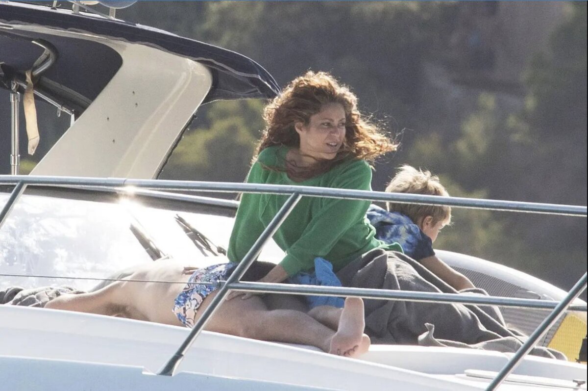 Se conocen fotos de fuerte pelea entre Piqué y Shakira en un barco La separación de la cantante Shakira y el deportista Piqué sigue dando de qué hablar, no solamente por su reciente encuentro cara a cara donde se sentaron a negociar para llegar a acuerdos sobre la custodia de sus hijos, sino porque se filtraron unas fotos donde se les ve peleando.