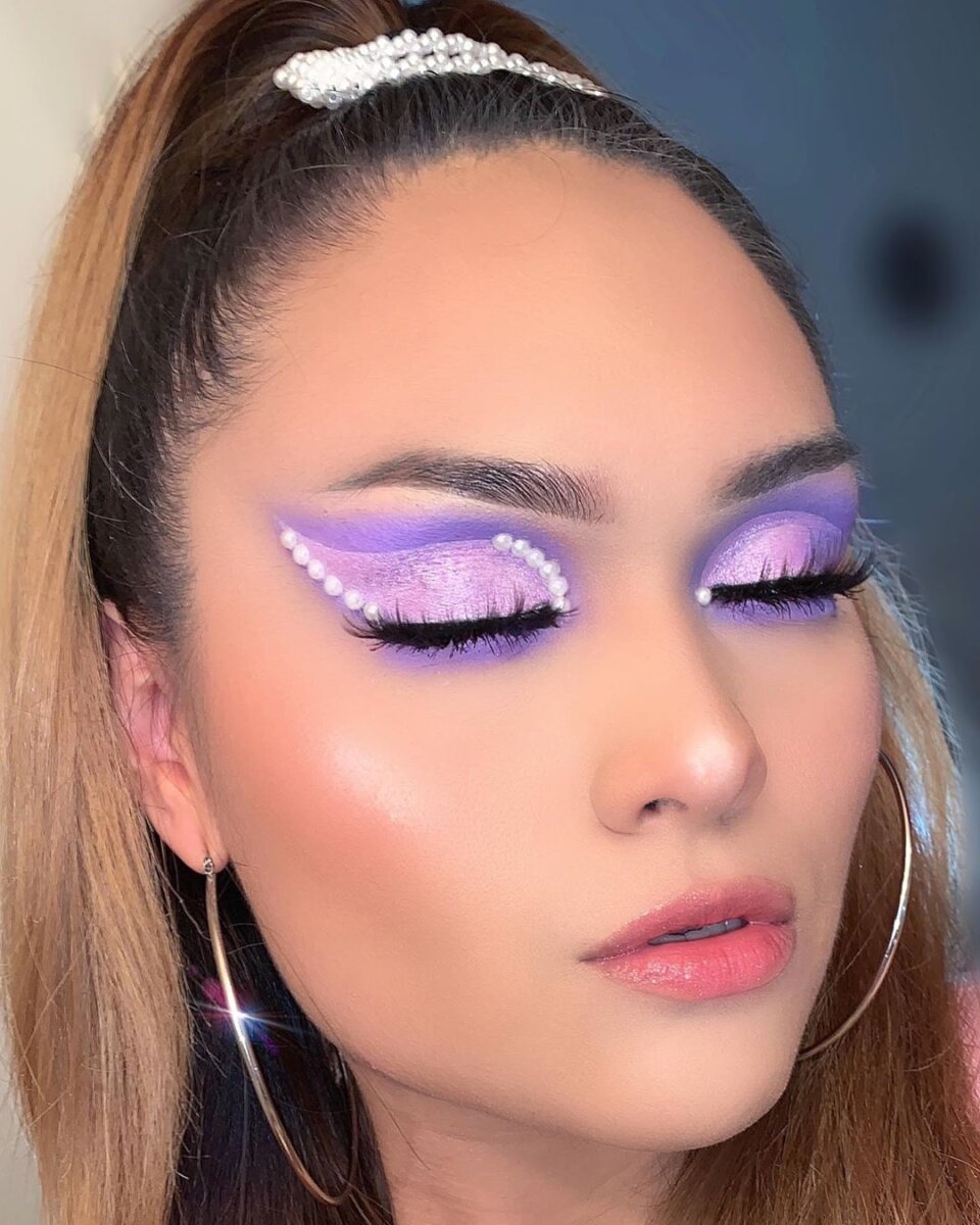 5 Nuevas tendencias para que eleves tus pintas Tal parece que los looks que utilizan los jóvenes en grandes festivales de música como Coachella, Tomorrowland o Estéreo Picnic están calando cada vez más en las tendencias que llegan para quedarse y usarse en el día a día. Eso lo podemos ver con ciertas propuestas que están muy de moda por estos días.