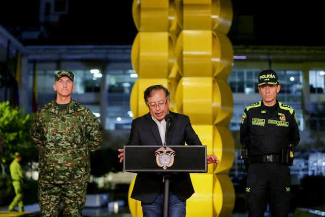 Petro anunció aumento de pie de fuerza en Bogotá Dentro de su discurso, Petro dijo que la Policía debe reestructurar su forma de operar en las grandes ciudades, es decir, el Plan Cuadrantes, y que debe haber un plan de desarme mucho más eficaz.