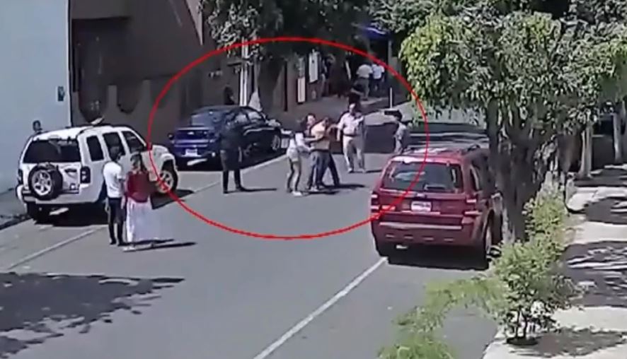Experta en artes marciales le dio paliza a pillo que quiso robarla El momento quedó registrado por las cámaras de seguridad de la zona y se ve cuando el pillo le roba el bolso a una mujer, pero nunca se imaginó que esta lo perseguiría y le daría una paliza.