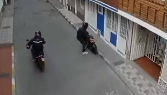 Pillo intentó hurtar una motocicleta y le dieron tremenda paliza 8 Pillo intentó hurtar una motocicleta y le dieron tremenda paliza La inseguridad en Bogotá cada día es peor y los pillos aprovechan cualquier descuido para hacer de las suyas. Esta vez un sujeto, intentó robarse una moto en el barrio Candelaria La Nueva, en la localidad de Ciudad Bolívar, pero la comunidad lo detuvo y le dio una 'paloterapia'.