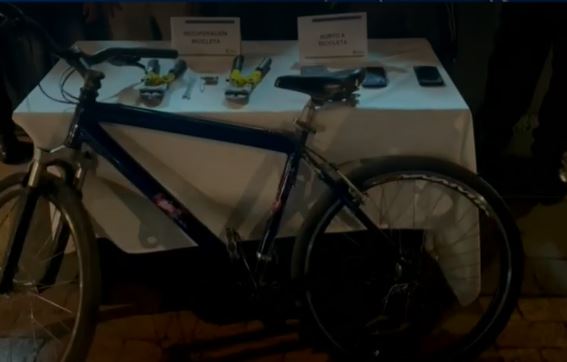 Padres usaban a su hija para robar bicicletas en Bogotá Una familia de pillos tenía toda una estrategia para hurtar bicicletas en Bogotá. Los criminales, que son padres de una pequeña niña, la usaban para no levantar sospechas y poder robar en varios sectores de la ciudad.