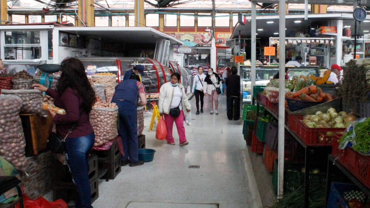 Conozca la magia y el sabor tan especial de la plaza del 20 de Julio Si busca variedad, economía y sabor a campo, tiene que visitar las plazas de mercado, ubicadas en diferentes zonas de Bogotá. Q’HUBO siguió su travesía por estas principales fuentes de alimento que llenan las alacenas de los ciudadanos.&nbsp;