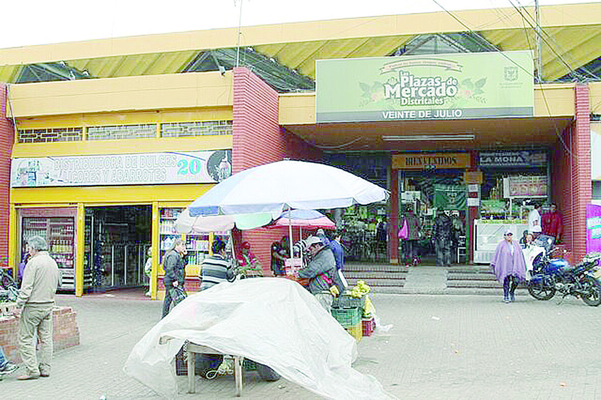 Conozca la magia y el sabor tan especial de la plaza del 20 de Julio Si busca variedad, economía y sabor a campo, tiene que visitar las plazas de mercado, ubicadas en diferentes zonas de Bogotá. Q’HUBO siguió su travesía por estas principales fuentes de alimento que llenan las alacenas de los ciudadanos.&nbsp;