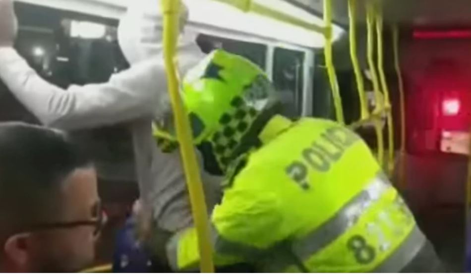 Capturan banda de pillos que se dedicaban a robar en TM Las autoridades luego de las múltiples denuncias de los pasajeros de TransMilenio por la inseguridad que se está presentado, decidieron tomarse algunas estaciones y lograron capturar una banda de pillos que se dedicaba a hurtar a los ciudadanos bajo la modalidad de cosquilleo.