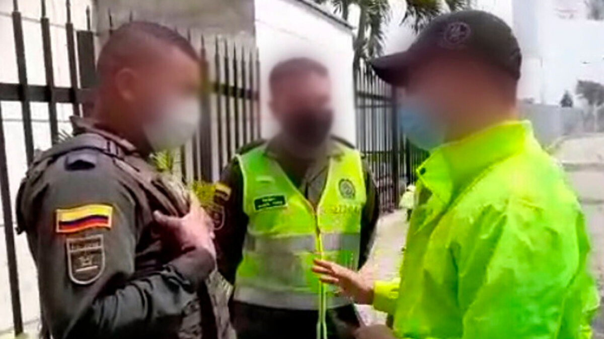 Cinco policías capturados: son acusados de ser parte de una red de microtráfico en Bogotá 1 Cinco policías capturados: son acusados de ser parte de una red de microtráfico en Bogotá En la mañana de este martes fueron capturados cinco patrulleros acusados de pertenecer a una red de microtráfico en la ciudad de Bogotá.