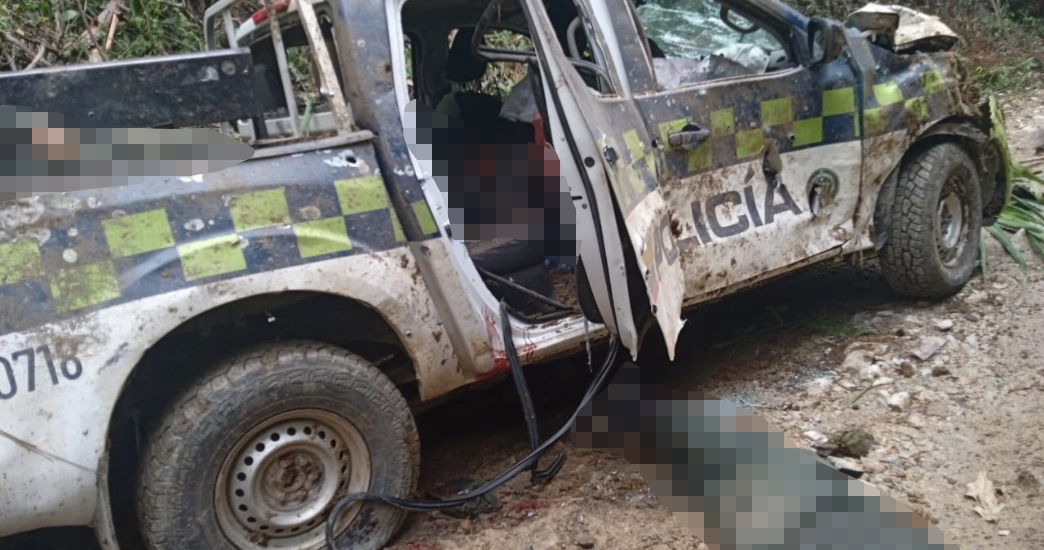 Se conocen las primeras imágenes de infame masacre contra los policías en el Huila 1 Se conocen las primeras imágenes de infame masacre contra los policías en el Huila Un doloroso hecho se registró la tarde de este viernes en Neiva, Huila, en donde ocho policías que se movilizaban en una camioneta de platón de la institución perdieron la vida.