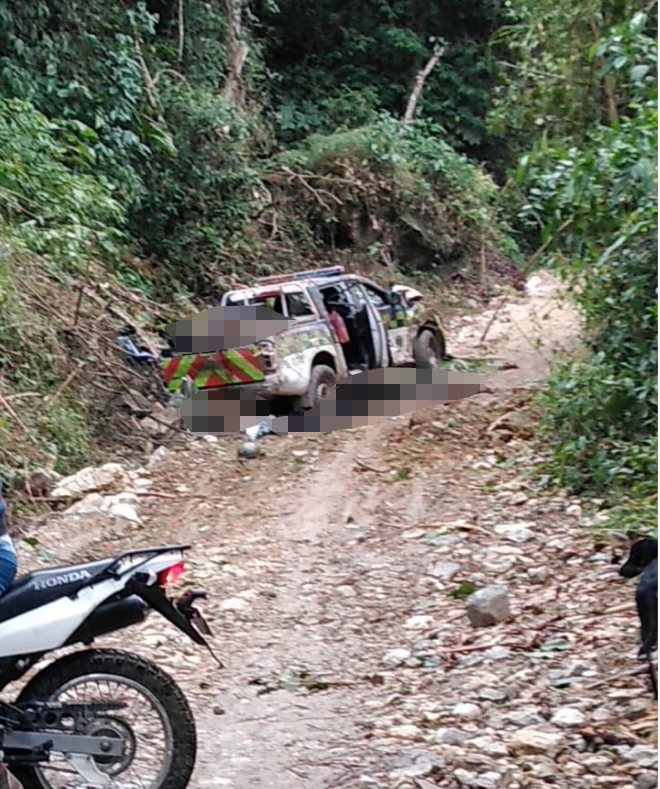 Se conocen las primeras imágenes de infame masacre contra los policías en el Huila 2 Se conocen las primeras imágenes de infame masacre contra los policías en el Huila Un doloroso hecho se registró la tarde de este viernes en Neiva, Huila, en donde ocho policías que se movilizaban en una camioneta de platón de la institución perdieron la vida.