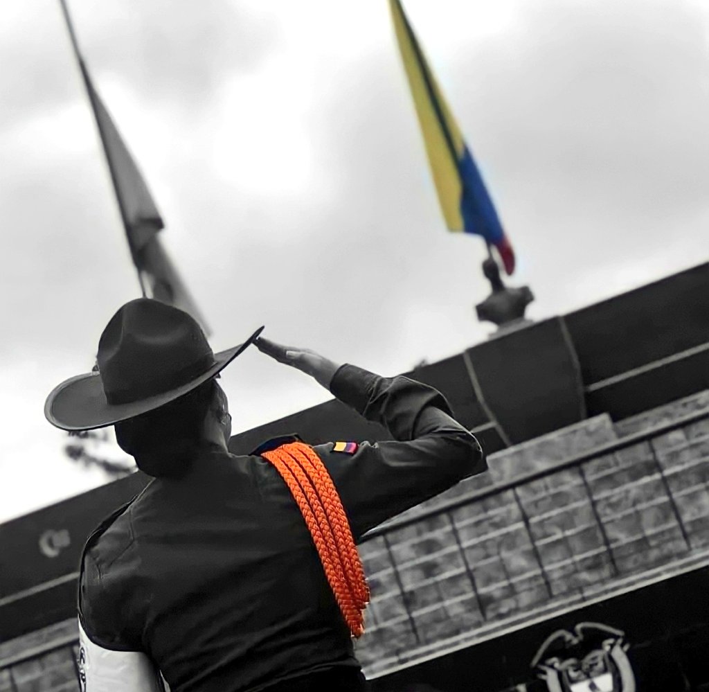 En Bogotá le rindieron homenaje a los policías asesinados con ceremonia religiosa Tras la masacre de los siete policías que se presentó este viernes en el corregimiento de San Luis, en Neiva, Huila, en las instalaciones de la Dirección General de la Policía Nacional en la ciudad de Bogotá, se llevó a cabo una ceremonia religiosa y un minuto de silencio como homenaje a los fallecidos.