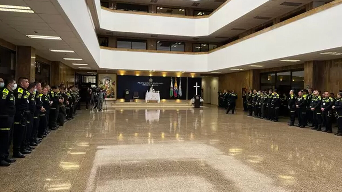 En Bogotá le rindieron homenaje a los policías asesinados con ceremonia religiosa Tras la masacre de los siete policías que se presentó este viernes en el corregimiento de San Luis, en Neiva, Huila, en las instalaciones de la Dirección General de la Policía Nacional en la ciudad de Bogotá, se llevó a cabo una ceremonia religiosa y un minuto de silencio como homenaje a los fallecidos.