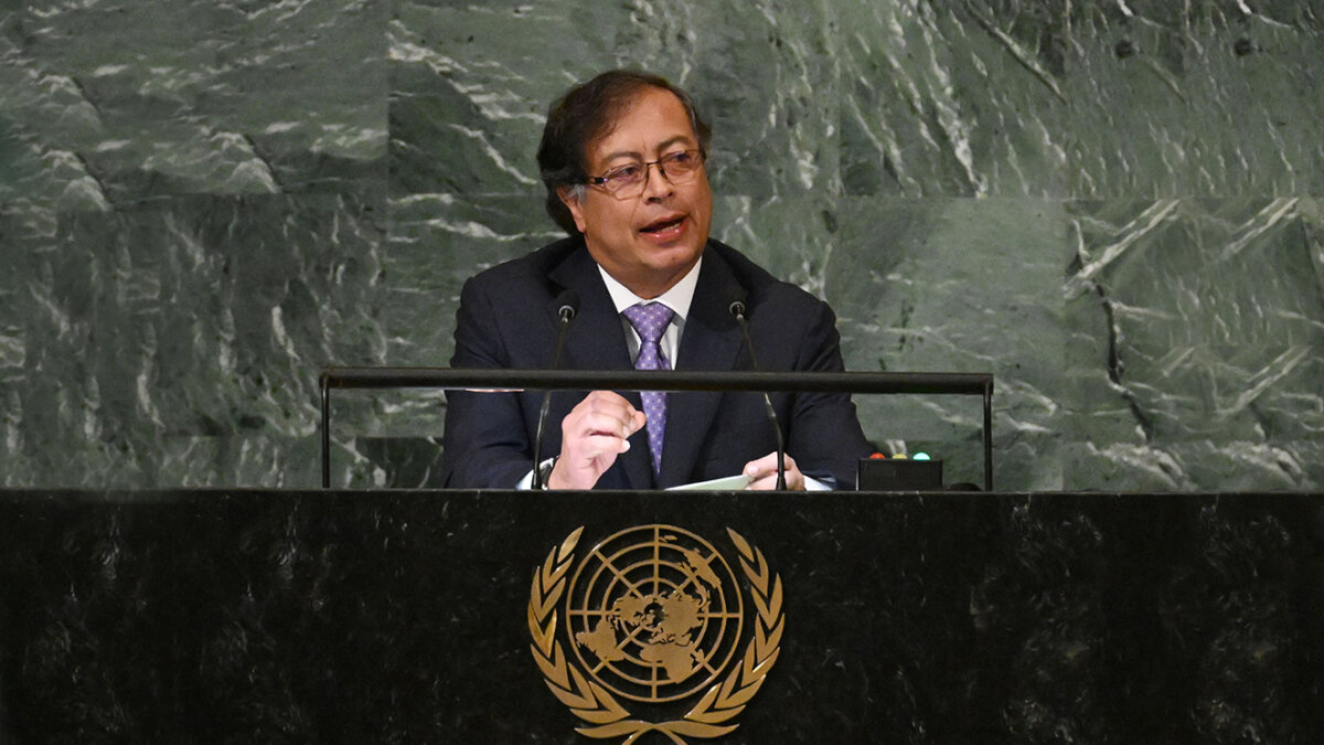 Petro anunció cese al fuego multilateral con organizaciones criminales Desde Nueva York, Estados Unidos, el presidente de Colombia, Gustavo Petro, confirmó que en los próximos días se podrá dar en el país un cese multilateral al fuego con los grupos armados que quieran acogerse a la propuesta de paz total que está consolidando el Gobierno.