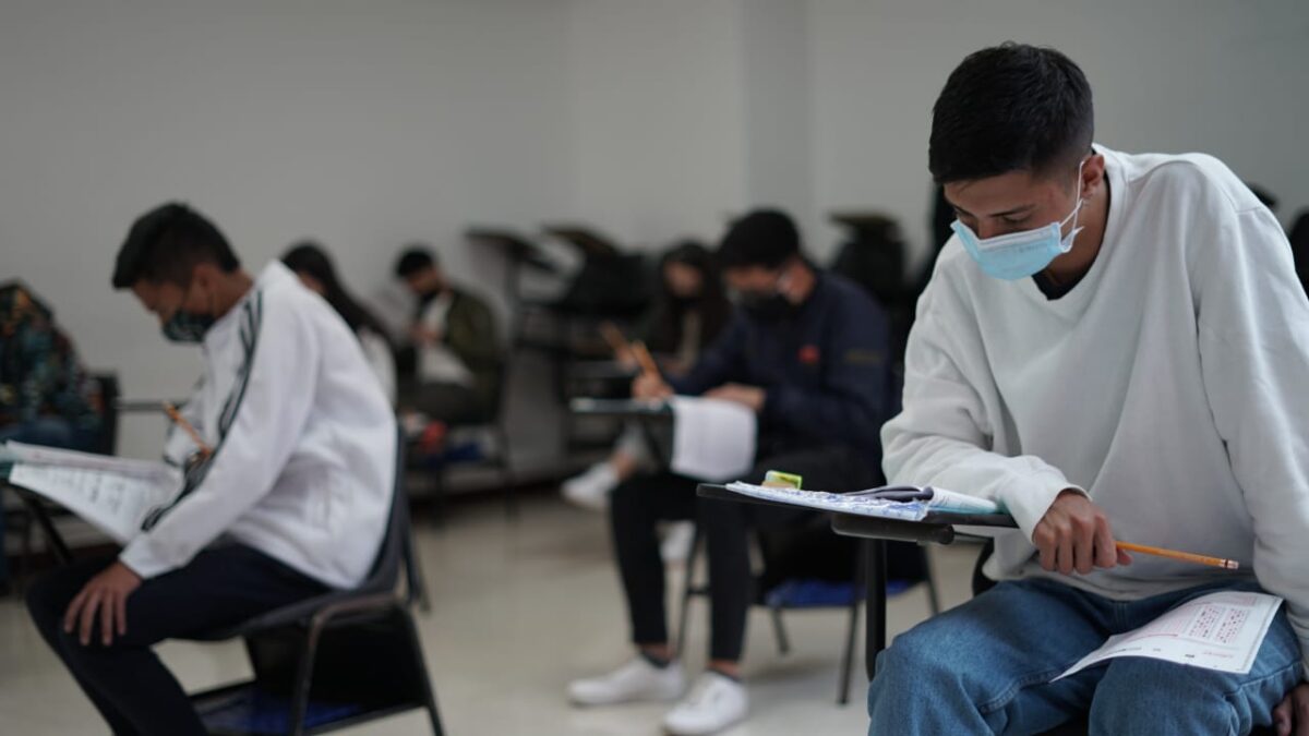 Tips y recomendaciones para presentar las pruebas de Estado este domingo Llevar todos los implementos (lápiz, borrador y tajalápiz), tapabocas y tener claro que está prohibido el uso de celulares durante la prueba, son algunas de las recomendaciones hechas por el ICFES para quienes participarán en las pruebas de estado que se realizarán este fin de semana en el país.