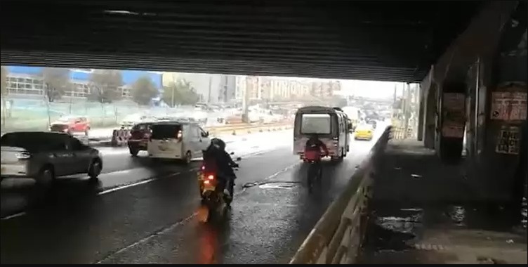 Conductores denuncian que puente de la av. calle 80 se viene abajo 1 Conductores denuncian que puente de la av. calle 80 se viene abajo Varios conductores alertaron a las autoridades debido a que parte de la estructura del puente de la calle 80 con avenida 68 se está viniendo abajo, situación que preocupa a los ciudadanos que transitan por esta zona, pues además del trancón eterno se le suma esta dificultad.