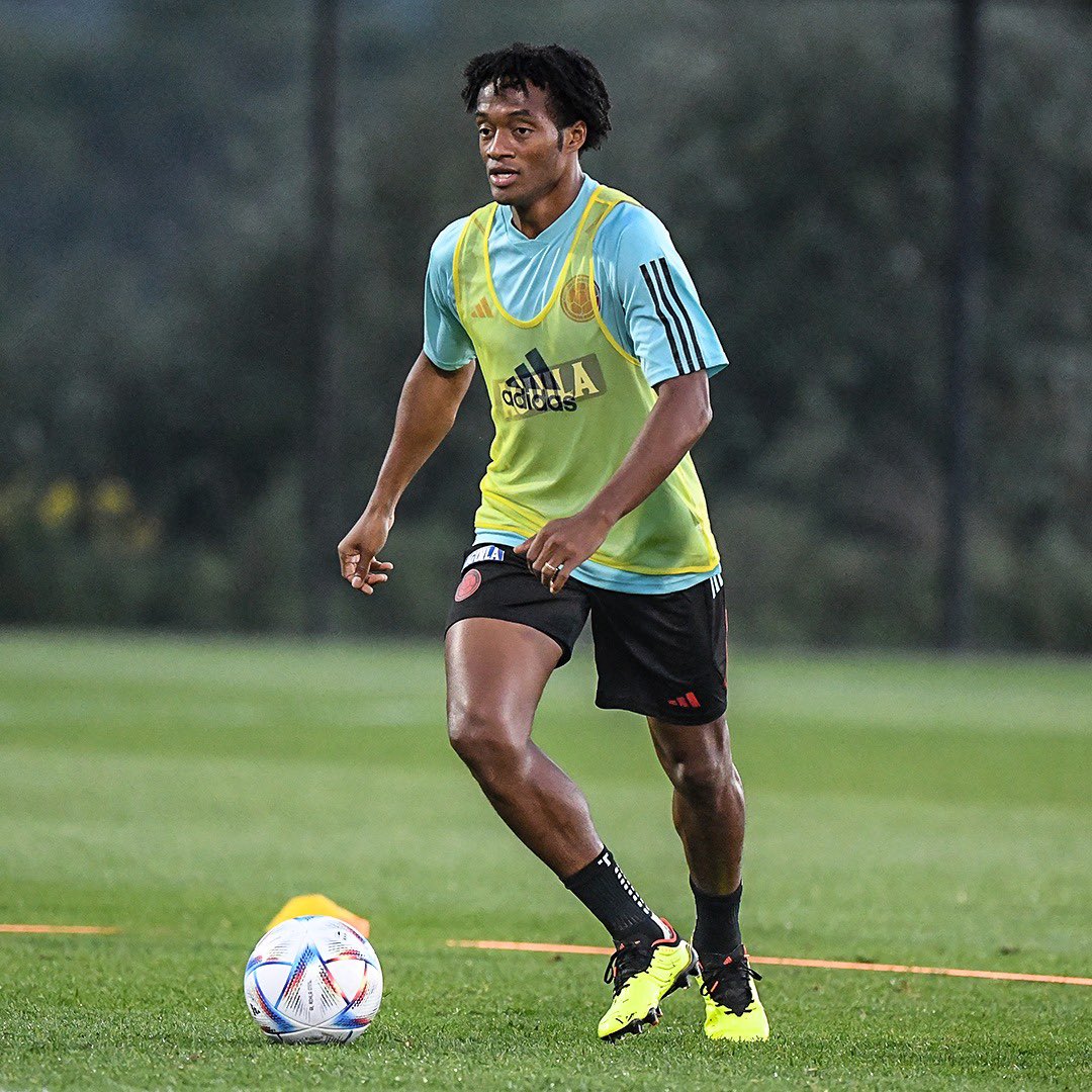 Cuadrado hará historia con la Selección Colombia Han pasado 12 años desde que Juan Guillermo Cuadrado debutó en la Selección Colombia de mayores. Desde ahí el antioqueño ha escrito una historia gloriosa con el equipo nacional, siendo pieza clave para las clasificaciones a los Mundiales de 2014 y 2018. Además, disputó 5 Copas América. Lo admirable es que no se cansa de hacer historia.