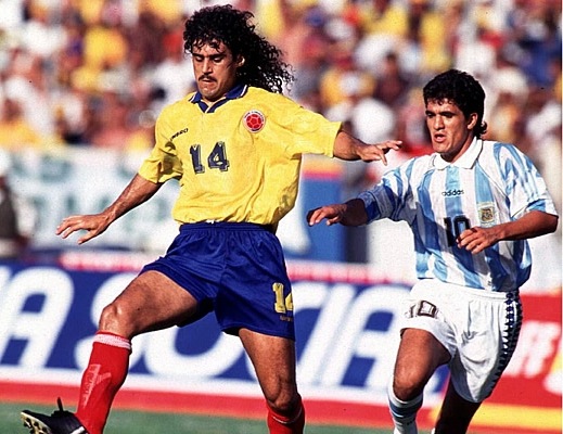 Cuadrado hará historia con la Selección Colombia Han pasado 12 años desde que Juan Guillermo Cuadrado debutó en la Selección Colombia de mayores. Desde ahí el antioqueño ha escrito una historia gloriosa con el equipo nacional, siendo pieza clave para las clasificaciones a los Mundiales de 2014 y 2018. Además, disputó 5 Copas América. Lo admirable es que no se cansa de hacer historia.