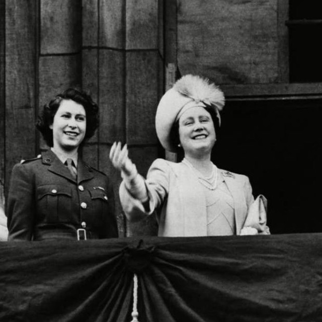 La fortuna de la reina Isabel II 1 La fortuna de la reina Isabel II Su ingreso neto en el ejercicio 2020-2021 fue de más de 20 millones de libras. La reina cedió parte de este monto a su familia y pagó impuestos sobre el dinero no utilizado en tareas oficiales.