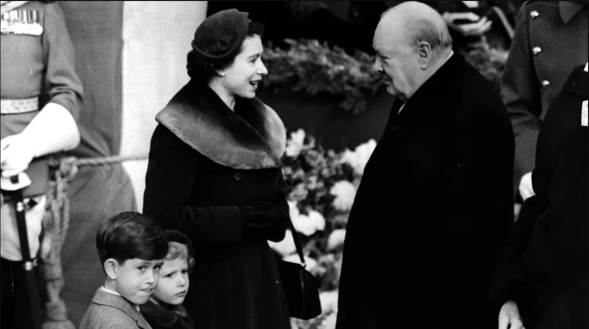 Falleció la reina... ¿Y ahora qué? 1 Falleció la reina... ¿Y ahora qué? La reina Isabel II era la piedra angular de la Commonwealth (la Mancomunidad de Naciones) y era la benefactora de casi 600 organizaciones sociales. Por si fuera poco, durante toda su vida jugó un papel importante en la estrategia internacional Reino Unido con muchos otros países.