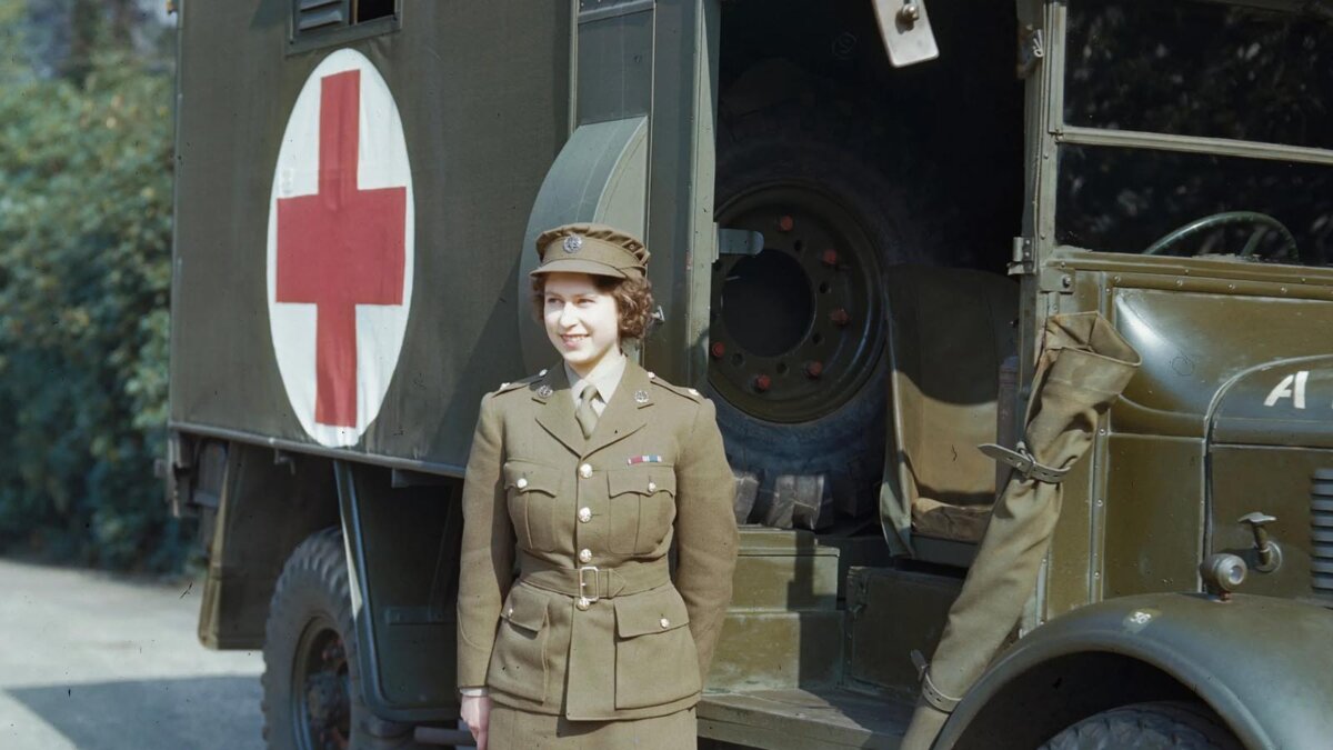 Isabel II: la reina que hizo historia Isabel Alejandra María, nombrada como la reina Isabel II de Inglaterra, nació el 21 de abril de 1926 en Londres en el hogar de los duques de York, Jorge VI e Isabel, quienes se convirtieron en reyes en 1936.