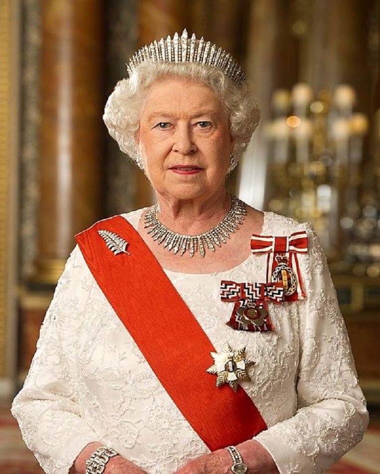 ÚLTIMA HORA: murió la reina Isabel II a sus 96 años 1 ÚLTIMA HORA: murió la reina Isabel II a sus 96 años La reina Isabel II de Inglaterra ha fallecido a los 96 años, lo que pone fin a un reinado sin precedentes de más de 70 años y supone el ascenso al trono de su primogénito, el príncipe Carlos, de 73 años de edad, informa el Palacio de Buckingham.