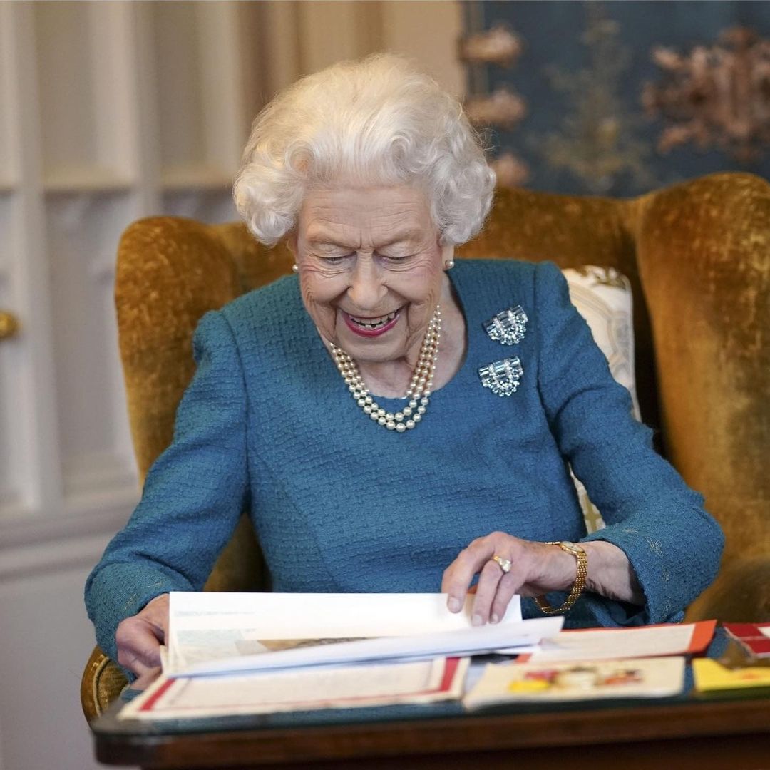La fortuna de la reina Isabel II Su ingreso neto en el ejercicio 2020-2021 fue de más de 20 millones de libras. La reina cedió parte de este monto a su familia y pagó impuestos sobre el dinero no utilizado en tareas oficiales.