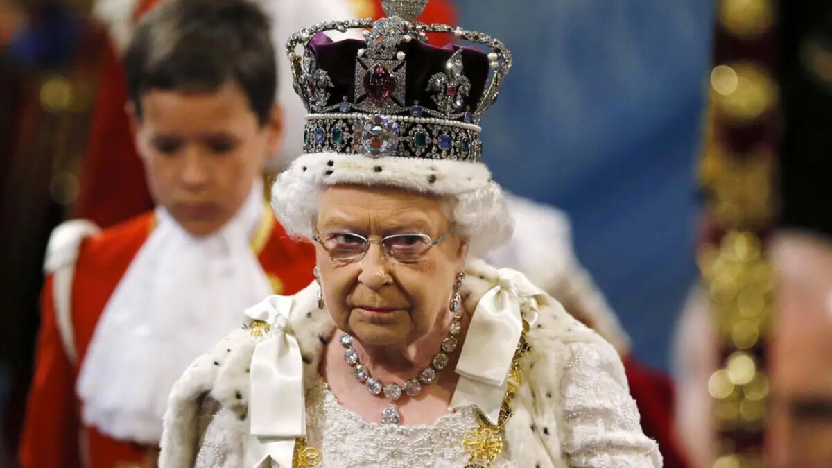 Los extraños privilegios de la reina Isabel II Entre sus insólitos&nbsp;privilegios&nbsp;como soberana británica, la reina Isabel II no necesitaba pasaporte ni carné de conducir, celebraba su cumpleaños dos veces al año y era dueña de todos los cisnes y esturiones del país, que ahora heredará su hijo Carlos.