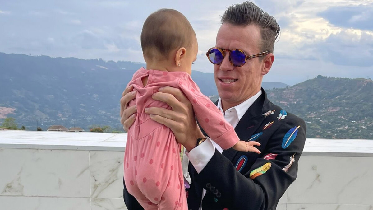 ¿Correa o el método nuevo?, Rigo dejó ver el berrinche de su hija en la calle 5 ¿Correa o el método nuevo?, Rigo dejó ver el berrinche de su hija en la calle El ciclista colombiano Rigoberto Urán de nuevo se volvió tendencia en redes sociales al mostrar el berrinche de su hija Carlota en plena calle. Lo que más llamó la atención fue su manera de tratarla.