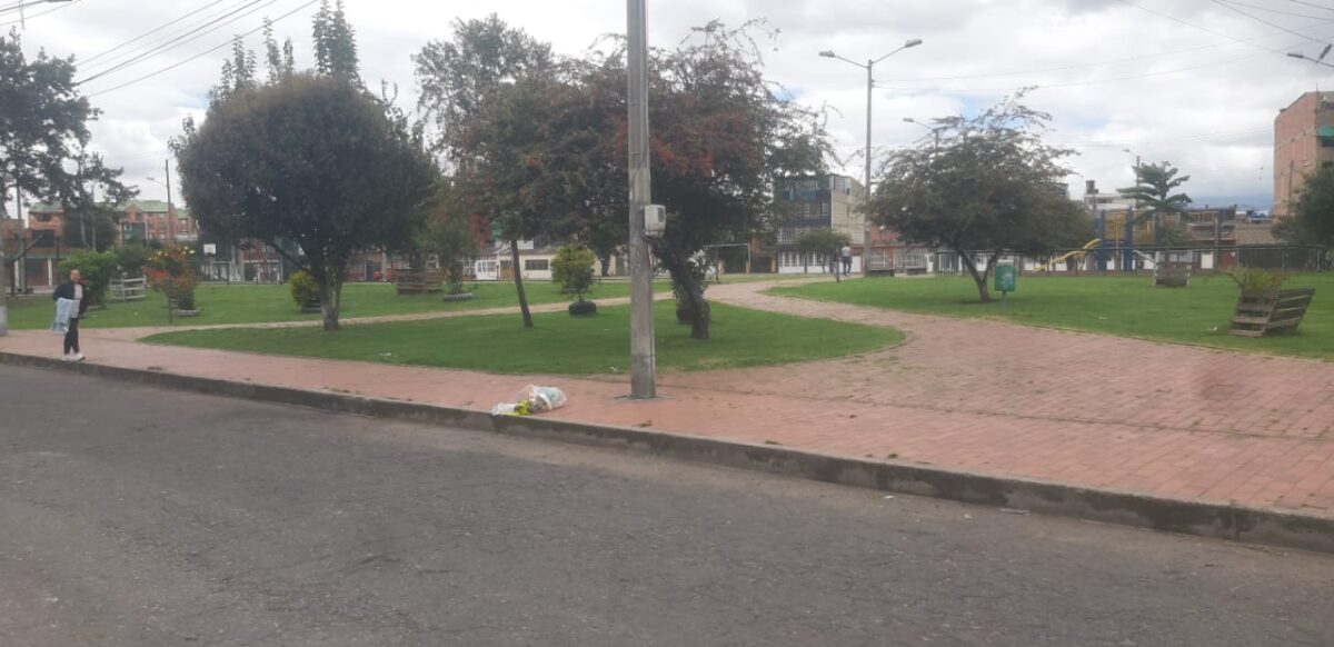 Riña de jóvenes dejó una víctima fatal en Kennedy Un video grabado por la comunidad del barrio San Andrés segundo sector, en la localidad de Kennedy, da cuenta de una cruenta pelea entre dos hombres que, con cuchillo en mano, durante varios minutos se agredieron salvajemente en vía pública.