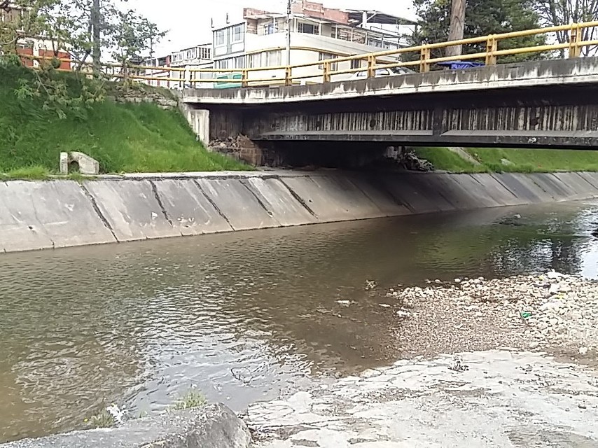 Encuentran el cadáver de un hombre en el Río Fucha 8 Encuentran el cadáver de un hombre en el Río Fucha En las horas de la noche de este lunes, la comunidad del barrio Ciudad Jardín reportó el hallazgo de un cadáver que estaba flotando en el Río Fucha.