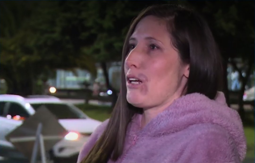Mujer fue violentamente atracada en TransMilenio: Pillos la golpearon y mechonearon  En las horas de la noche de este jueves se presentó un nuevo atraco dentro de un articulado de TransMilenio. Cinco pillos se subieron al bus y al identificar a su víctima la agredieron de manera violenta.