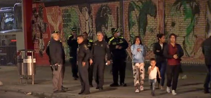 Falsos policías se robaron una camioneta y 300 millones de pesos En horas de la noche de este martes en inmediaciones del centro comercial Calima, en la carrera 30 con calle 17, delincuentes que al parecer vestían prendas de policía interceptaron una camioneta diciéndoles que les harían un registro.