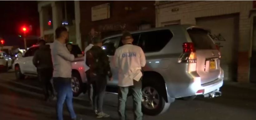 Falsos policías se robaron una camioneta y 300 millones de pesos En horas de la noche de este martes en inmediaciones del centro comercial Calima, en la carrera 30 con calle 17, delincuentes que al parecer vestían prendas de policía interceptaron una camioneta diciéndoles que les harían un registro.