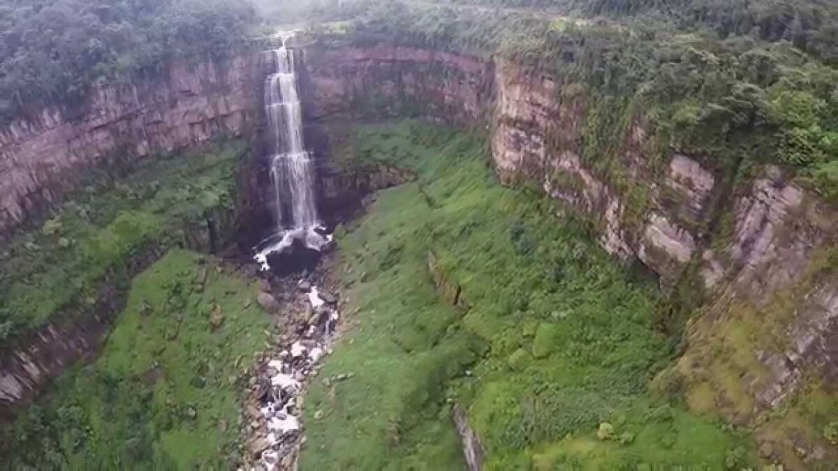 Los misterios del Salto del Tequendama 2 Los misterios del Salto del Tequendama El Salto del Tequendama es noticia hoy por la caída de un automóvil con dos ocupantes, cuyos cuerpos aún no han sido encontrados. A raíz de esto, los misterios que hay detrás de este turístico lugar volvieron a salir a la luz.