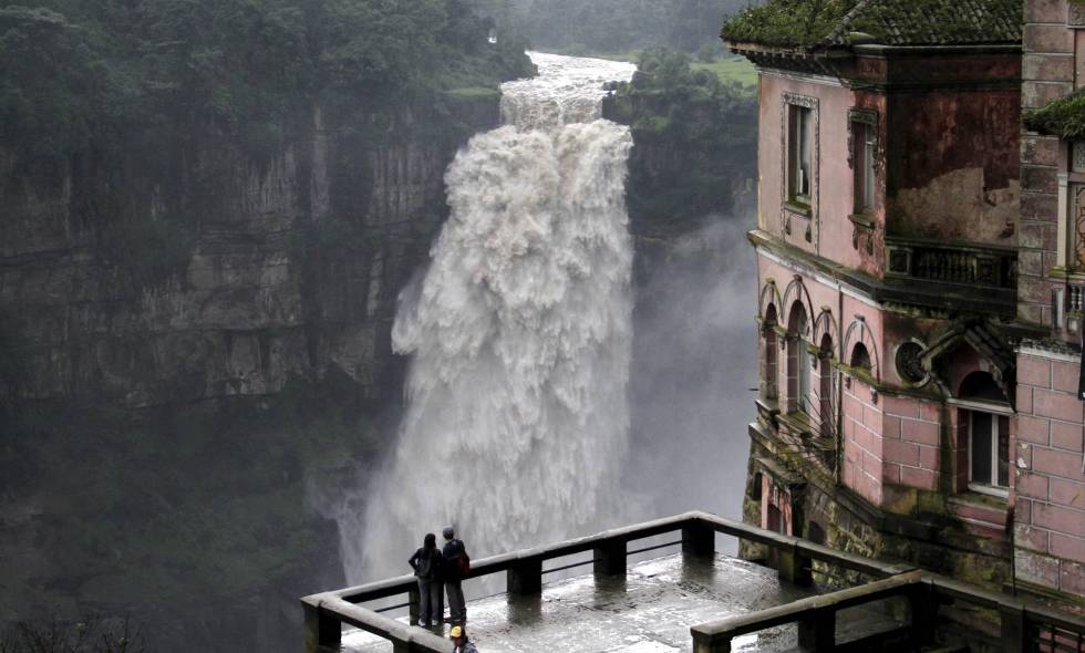 Los misterios del Salto del Tequendama El Salto del Tequendama es noticia hoy por la caída de un automóvil con dos ocupantes, cuyos cuerpos aún no han sido encontrados. A raíz de esto, los misterios que hay detrás de este turístico lugar volvieron a salir a la luz.