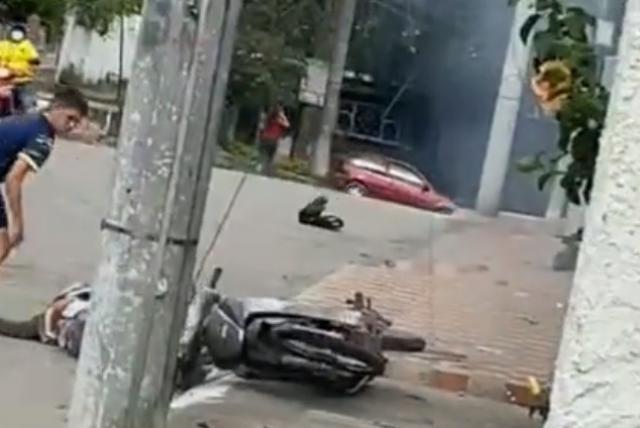 Video: niño salvó heroicamente a su tío de morir electrocutado En video quedó registrado cómo un niño salvó a su tío de morir electrocutado, y el heroico hecho se ha vuelto tendencia en las redes, pues Joan Sebastián Solano arriesgó su propia vida por ayudar a su familiar.