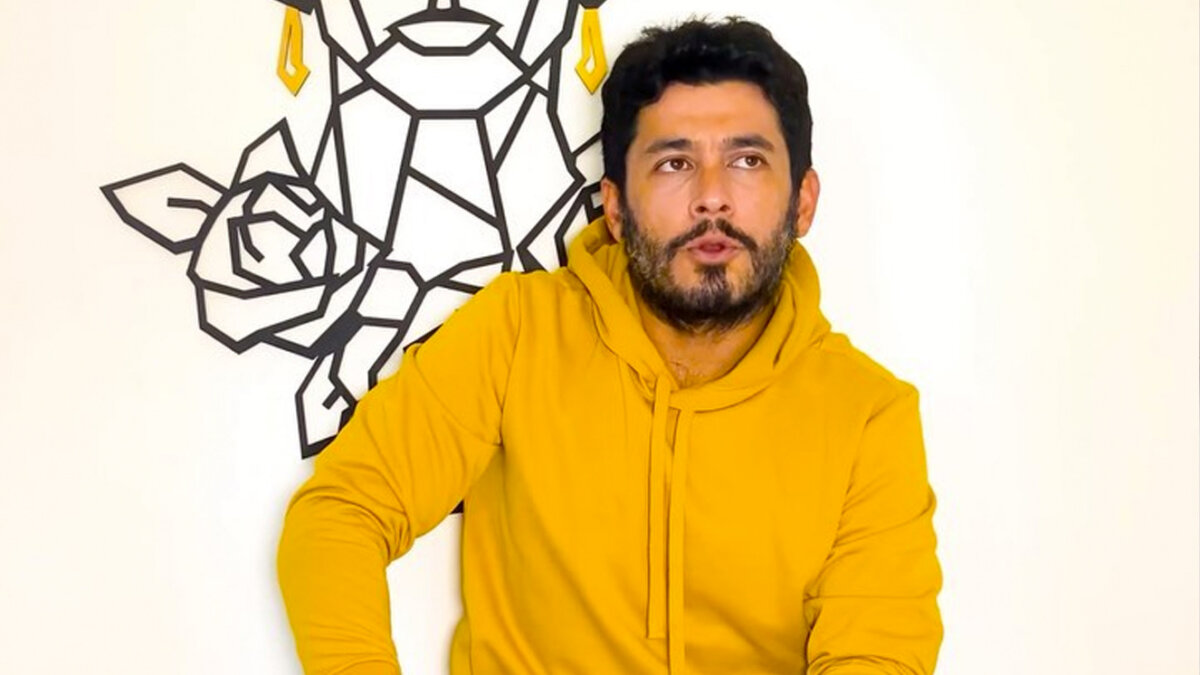 El actor Santiago Alarcón denuncia ser víctima de acoso y extorsión 4 El actor Santiago Alarcón denuncia ser víctima de acoso y extorsión El reconocido actor Santiago Alarcón señaló que desde hace casi 4 años un joven que aparentemente vive en Canadá, lo acosa diciendo que es su hijo biológico y ahora lo está extorsionando.