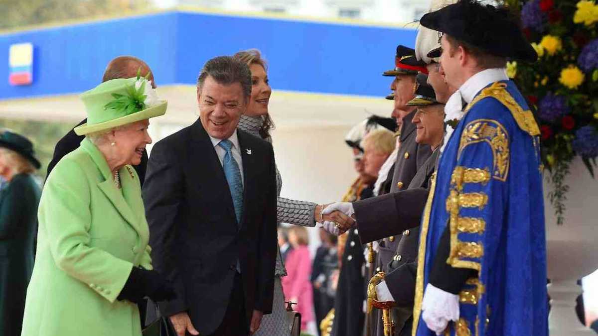 El día que Juan Manuel Santos conoció a la reina Isabel II El expresidente Juan Manuel Santos fue uno de los que se pronunció sobre la muerte de la reina Isabel II. Santos escribió en su cuenta de Twitter: “Lamentamos profundamente la muerte de la Reina Isabel II. Durante su exitoso reinado siempre fue muy especial con Colombia. Nuestras sinceras condolencias a la familia real y al pueblo británico”.