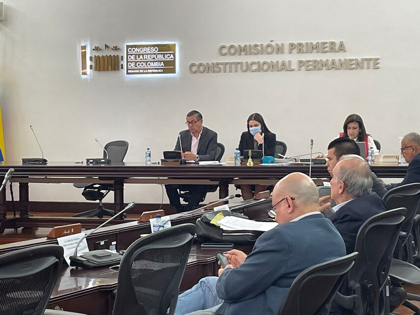 Reforma política pasó el primer debate en comisión del Senado El texto de la ponencia de la reforma política también estipula el Límite a la reelección dentro de corporaciones públicas de elección popular. Nadie podrá ser elegido para más de dos períodos consecutivos en el Senado de la República, Cámara de Representantes, Asamblea Departamental, Concejo Distrital o Municipal, o Junta Administradora Local.