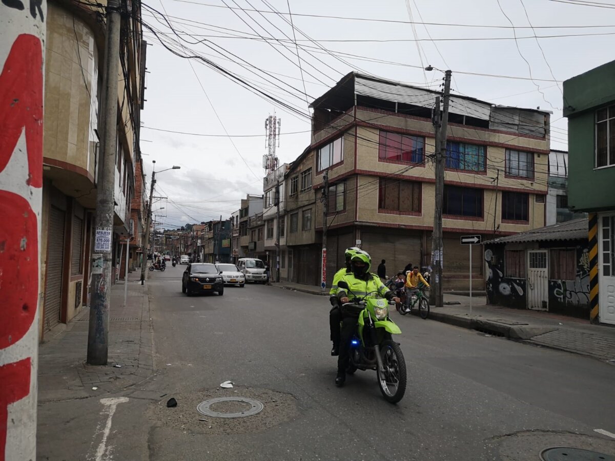 Terrible asesinato en Suba La noche del pasado sábado un nuevo hecho de sicariato se presentó en las calles del barrio San Cayetano, en la localidad de Suba. Un joven que se encontraba esperando un carro en una esquina del sector, fue interceptado por un sujeto que, sin mediar palabra, le propinó varios disparos ocasionándole dos graves heridas que lo dejaron en estado crítico frente a la incrédula mirada de varias personas que atestiguaron la violenta escena desde las ventanas de sus casas o esquinas aledañas al punto del ataque. Tras ser ingresado a un centro asistencial cercano, el muchacho agredido falleció. Esta es la historia.